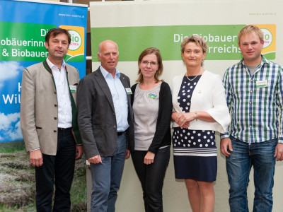 auf dem Foto vlnr: Johann Schnitzhofer (Landtagsabgeordneter Salzburg), Gerhard Wieser (Lerchenmühle), Leonore Gewessler (GLOBAL 2000), Gertraud Grabmann (Obfrau BIO AUSTRIA), Sebastian Herzog (Obmann BIO AUSTRIA Salzburg)