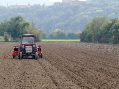 Traktor auf dem Acker