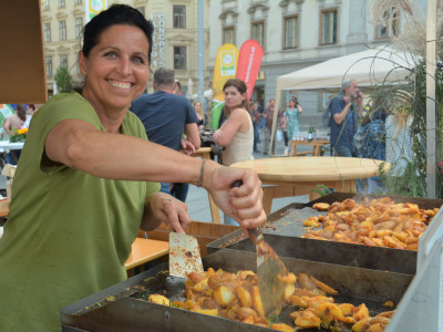 Frau beim Essen anbraten