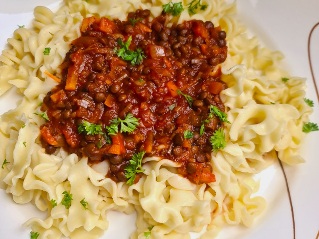 Tomaten-Linsen-Wellen mit Wintergemüse