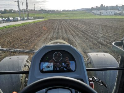 Innenraum Traktor am Feld