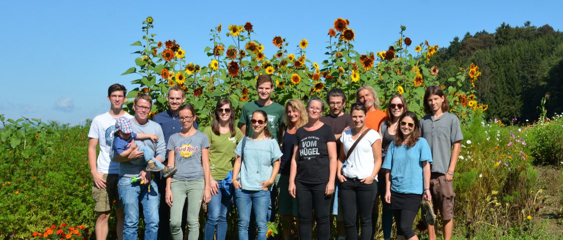 BANG-Gruppenfoto Exkursion zu Bio-Blumen VOM HÜGEL in der Steiermark