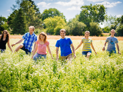 Menschen maschiern durch ein Feld