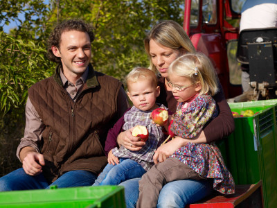 Familie auf einem Traktor